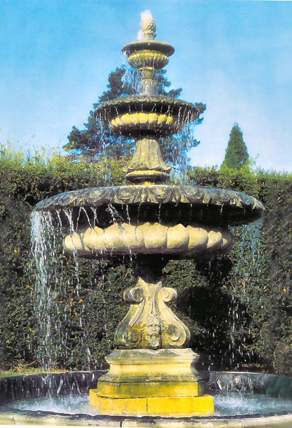 Fountain with three bowls.